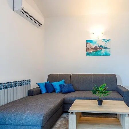 Vanessa With Shared Pool