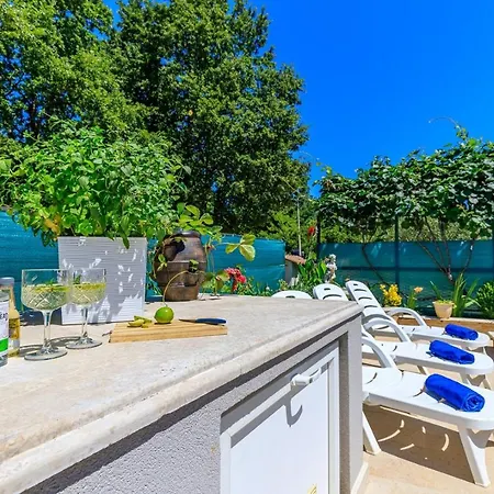 Vanessa With Shared Pool 3*