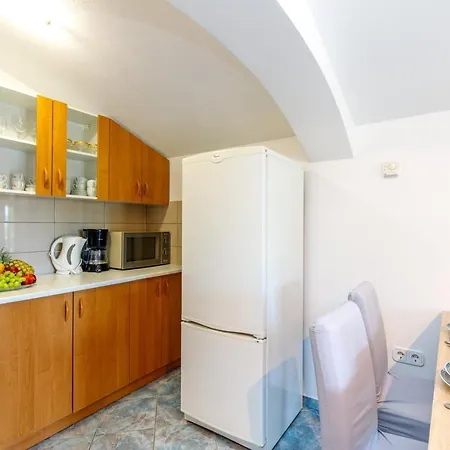 Vanessa With Shared Pool