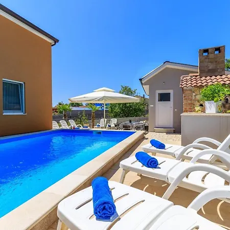 Maison d'hôtes Vanessa With Shared Pool 3*