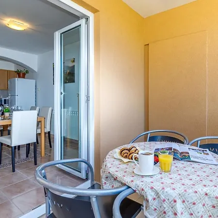 Vanessa With Shared Pool Maison d'hôtes