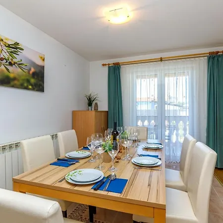 Vanessa With Shared Pool