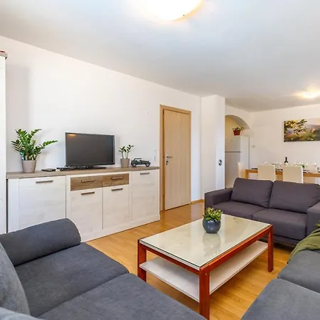 Vanessa With Shared Pool Gostinjska kuća Nova Vas (Porec)