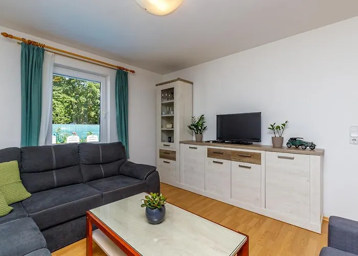 Vanessa With Shared Pool Gostinjska kuća 3*