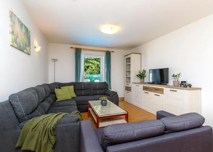 Vanessa With Shared Pool Gostinjska kuća 3*