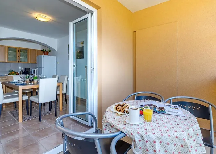 Vanessa With Shared Pool Gostinjska kuća