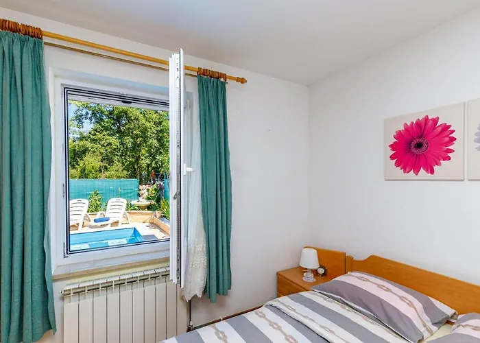 Vanessa With Shared Pool Gasthof