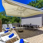 Vanessa With Shared Pool Nova Vas (Porec)