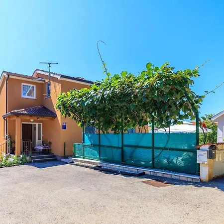 Vanessa With Shared Pool Πανσιόν 3*