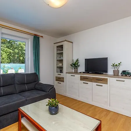 Vanessa With Shared Pool 게스트하우스 3*