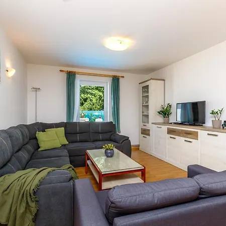 Vanessa With Shared Pool 게스트하우스 3*