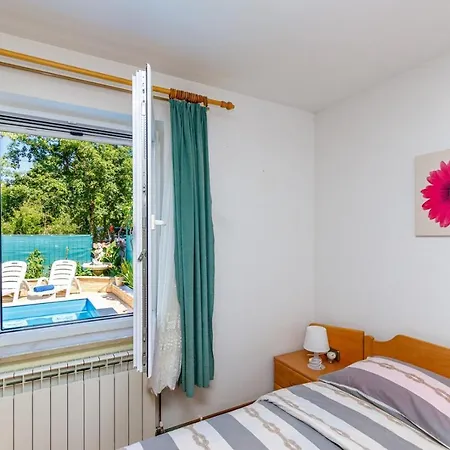 Vanessa With Shared Pool 게스트하우스