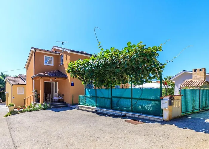 Vanessa With Shared Pool Affittacamere 3*